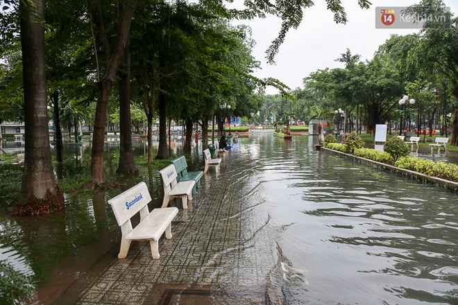 Sài Gòn ngập cả buổi sáng sau trận mưa đêm, nhân viên thoát nước ra đường đẩy xe chết máy giúp người dân - Ảnh 3.