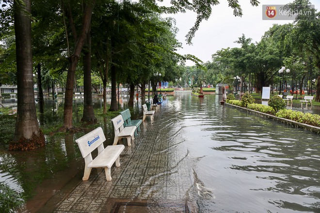 S&agrave;i G&ograve;n ngập cả buổi s&aacute;ng sau trận mưa đ&ecirc;m, nh&acirc;n vi&ecirc;n tho&aacute;t nước ra đường đẩy xe chết m&aacute;y gi&uacute;p người d&acirc;n - Ảnh 3.