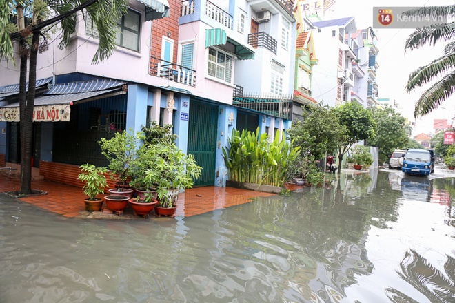 S&agrave;i G&ograve;n ngập cả buổi s&aacute;ng sau trận mưa đ&ecirc;m, nh&acirc;n vi&ecirc;n tho&aacute;t nước ra đường đẩy xe chết m&aacute;y gi&uacute;p người d&acirc;n - Ảnh 4.