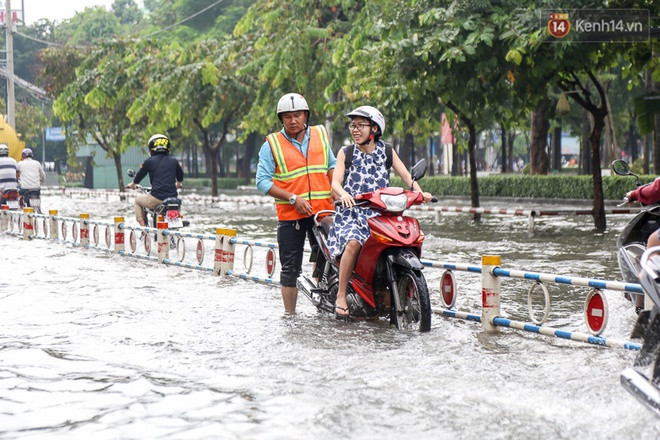 Sài Gòn ngập cả buổi sáng sau trận mưa đêm, nhân viên thoát nước ra đường đẩy xe chết máy giúp người dân - Ảnh 5.