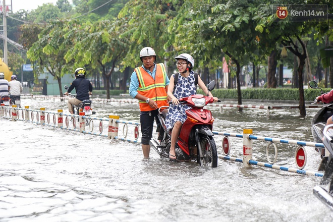 S&agrave;i G&ograve;n ngập cả buổi s&aacute;ng sau trận mưa đ&ecirc;m, nh&acirc;n vi&ecirc;n tho&aacute;t nước ra đường đẩy xe chết m&aacute;y gi&uacute;p người d&acirc;n - Ảnh 5.