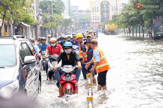 Sài Gòn ngập cả buổi sáng sau trận mưa đêm, nhân viên thoát nước ra đường đẩy xe chết máy giúp người dân - Ảnh 6.