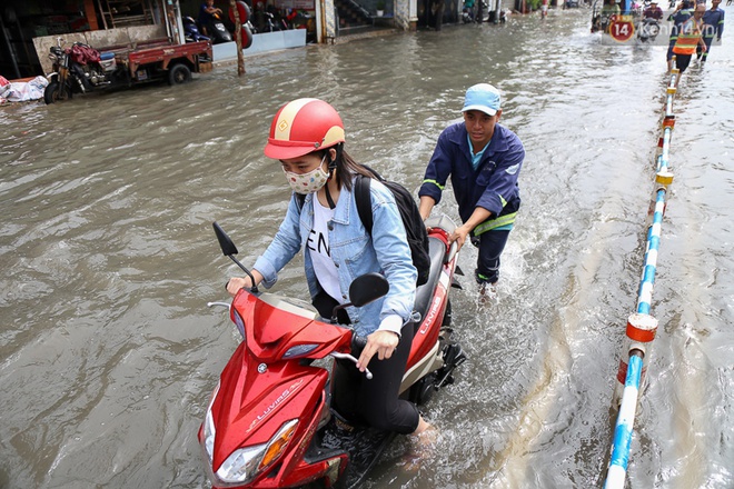 Sài Gòn ngập cả buổi sáng sau trận mưa đêm, nhân viên thoát nước ra đường đẩy xe chết máy giúp người dân - Ảnh 7.