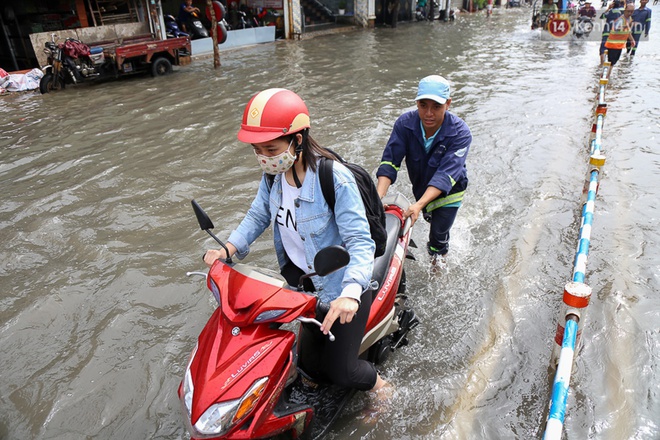 S&agrave;i G&ograve;n ngập cả buổi s&aacute;ng sau trận mưa đ&ecirc;m, nh&acirc;n vi&ecirc;n tho&aacute;t nước ra đường đẩy xe chết m&aacute;y gi&uacute;p người d&acirc;n - Ảnh 7.