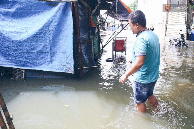 Cảnh tượng bi hài của người Sài Gòn sau những ngày mưa ngập: Sáng quăng lưới, tối thả cần câu bắt cá giữa đường - Ảnh 13.