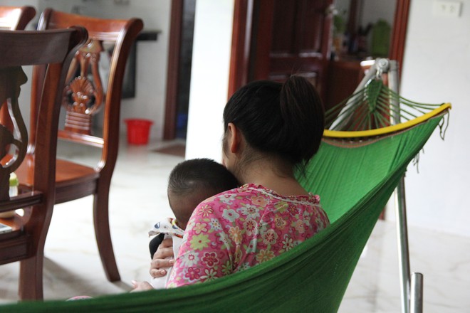 Vụ &ldquo;bảo mẫu&rdquo; nghi bạo h&agrave;nh b&eacute; 5 th&aacute;ng tuổi ở Nghệ An: Kh&ocirc;ng c&oacute; cơ sở để xử l&yacute; - Ảnh 1.