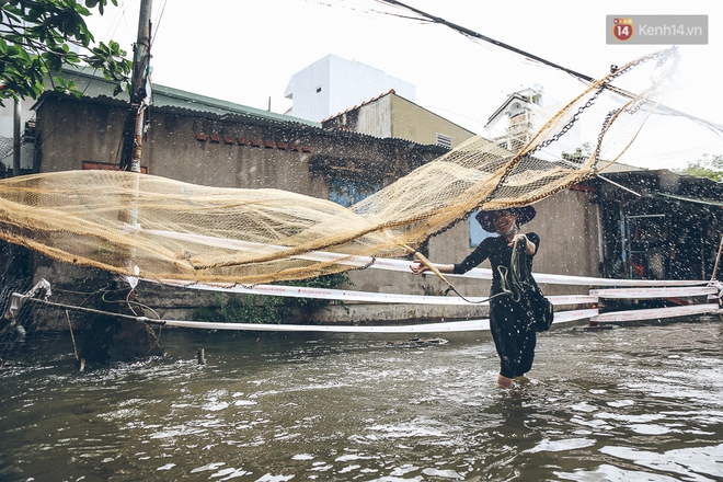 Cảnh tượng bi hài của người Sài Gòn sau những ngày mưa ngập: Sáng quăng lưới, tối thả cần câu bắt cá giữa đường - Ảnh 6.