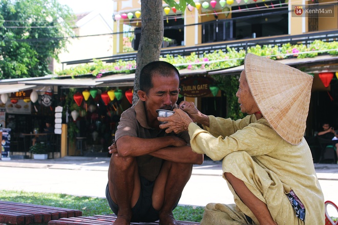 Đằng sau giai thoại ông Ôn” khiến con nít Hội An khiếp sợ là người mẹ gần 60 năm chạy theo đút cơm cho đứa con điên - Ảnh 3.