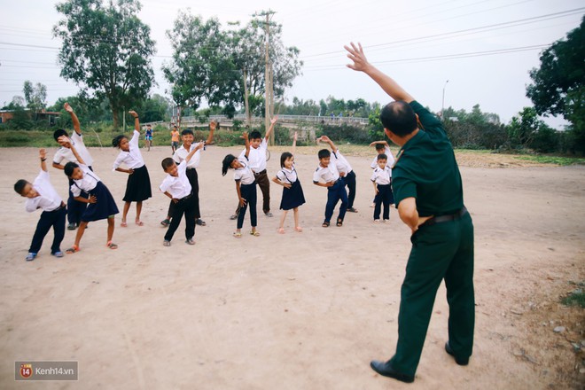 Những thầy giáo quân hàm xanh ở Vành đai biên giới Việt - Cam: Ngày tuần tra, đêm gieo chữ cho bọn trẻ không quốc tịch - Ảnh 11.