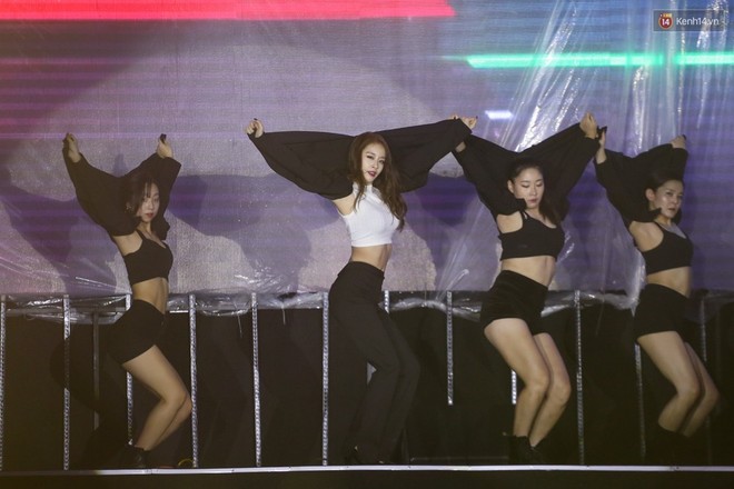 T-ara nói Cảm ơn bằng tiếng Việt, cúi gập người 90 độ cả 3 phía sân khấu để cảm ơn người hâm mộ - Ảnh 29.
