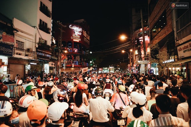 Giới trẻ Sài Gòn hưởng ứng Halloween: Phố đi bộ Bùi Viện là sàn hóa thân đặc sắc nhất năm nay! - Ảnh 1.