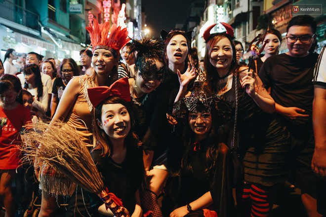 Giới trẻ Sài Gòn hưởng ứng Halloween: Phố đi bộ Bùi Viện là sàn hóa thân đặc sắc nhất năm nay! - Ảnh 2.