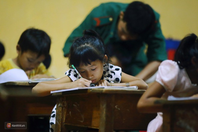 Những thầy giáo quân hàm xanh ở Vành đai biên giới Việt - Cam: Ngày tuần tra, đêm gieo chữ cho bọn trẻ không quốc tịch - Ảnh 5.