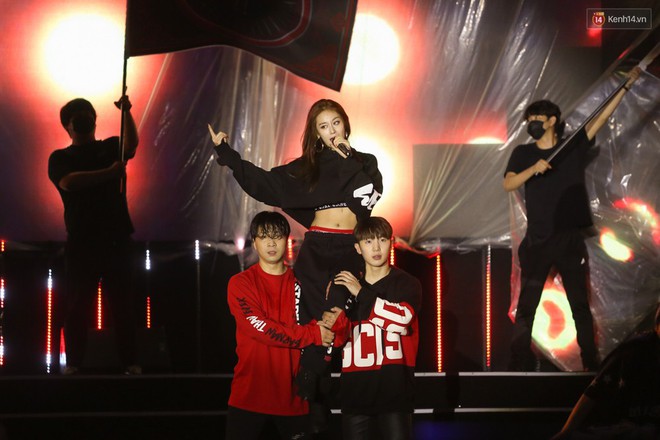 T-ara nói Cảm ơn bằng tiếng Việt, cúi gập người 90 độ cả 3 phía sân khấu để cảm ơn người hâm mộ - Ảnh 39.