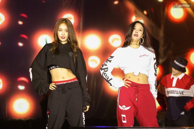T-ara nói Cảm ơn bằng tiếng Việt, cúi gập người 90 độ cả 3 phía sân khấu để cảm ơn người hâm mộ - Ảnh 44.