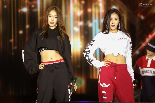 T-ara nói Cảm ơn bằng tiếng Việt, cúi gập người 90 độ cả 3 phía sân khấu để cảm ơn người hâm mộ - Ảnh 45.