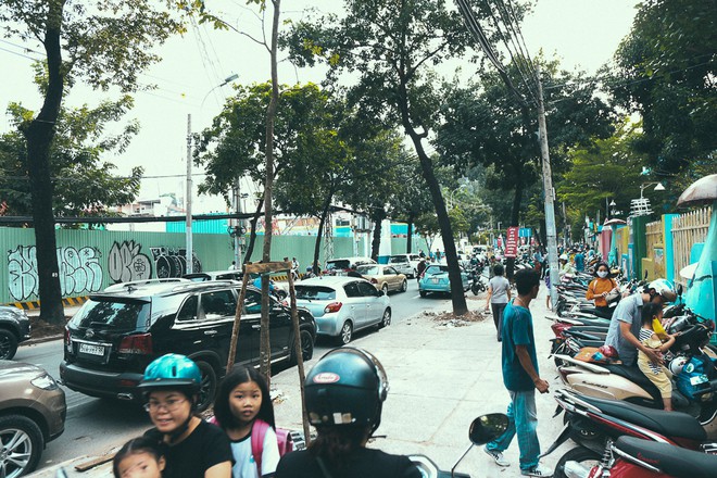 Đo&agrave;n li&ecirc;n ng&agrave;nh ngừng ra qu&acirc;n, vỉa h&egrave; trung t&acirc;m S&agrave;i G&ograve;n lại th&agrave;nh nơi... họp chợ, đẩy người đi bộ xuống đường - Ảnh 3.