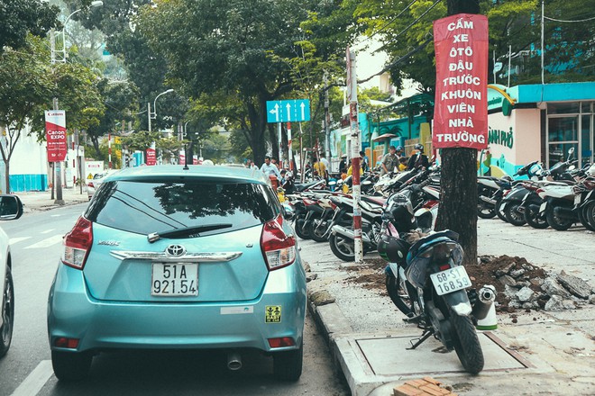 Đo&agrave;n li&ecirc;n ng&agrave;nh ngừng ra qu&acirc;n, vỉa h&egrave; trung t&acirc;m S&agrave;i G&ograve;n lại th&agrave;nh nơi... họp chợ, đẩy người đi bộ xuống đường - Ảnh 4.