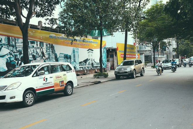 Đoàn liên ngành ngừng ra quân, vỉa hè trung tâm Sài Gòn lại thành nơi... họp chợ, đẩy người đi bộ xuống đường - Ảnh 5.