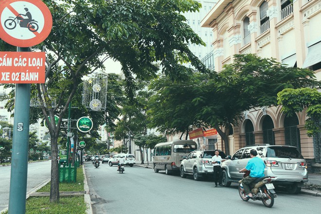 Đo&agrave;n li&ecirc;n ng&agrave;nh ngừng ra qu&acirc;n, vỉa h&egrave; trung t&acirc;m S&agrave;i G&ograve;n lại th&agrave;nh nơi... họp chợ, đẩy người đi bộ xuống đường - Ảnh 8.