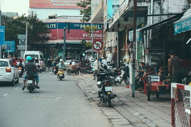 Đoàn liên ngành ngừng ra quân, vỉa hè trung tâm Sài Gòn lại thành nơi... họp chợ, đẩy người đi bộ xuống đường - Ảnh 12.