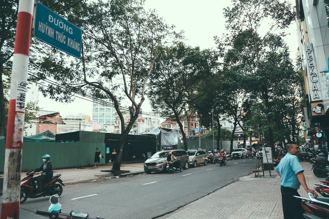 Đoàn liên ngành ngừng ra quân, vỉa hè trung tâm Sài Gòn lại thành nơi... họp chợ, đẩy người đi bộ xuống đường - Ảnh 11.