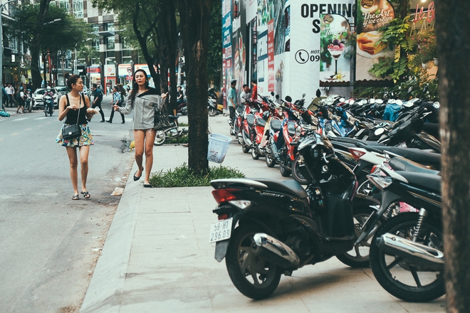 Đo&agrave;n li&ecirc;n ng&agrave;nh ngừng ra qu&acirc;n, vỉa h&egrave; trung t&acirc;m S&agrave;i G&ograve;n lại th&agrave;nh nơi... họp chợ, đẩy người đi bộ xuống đường - Ảnh 1.