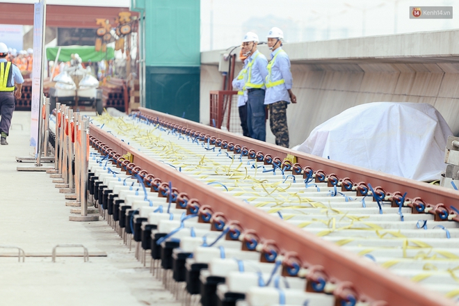 Cận cảnh lắp đặt hệ thống đường ray tàu trên cao cho tuyến Metro Bến Thành - Suối Tiên - Ảnh 8.