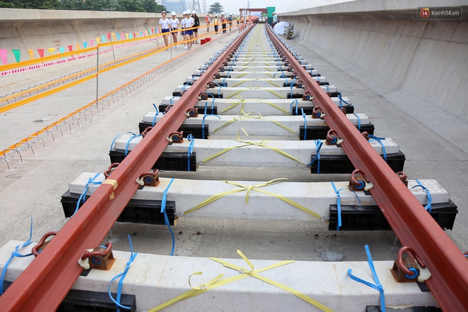 Cận cảnh lắp đặt hệ thống đường ray tàu trên cao cho tuyến Metro Bến Thành - Suối Tiên - Ảnh 4.