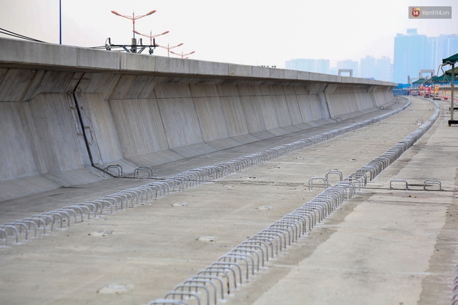 Cận cảnh lắp đặt hệ thống đường ray tàu trên cao cho tuyến Metro Bến Thành - Suối Tiên - Ảnh 1.