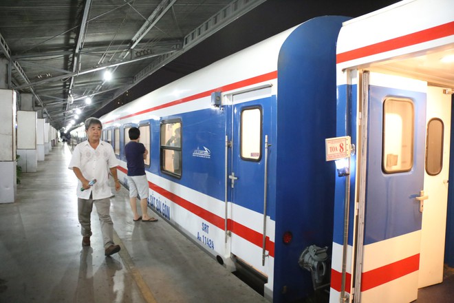Các chuyến tàu từ Sài Gòn đi Nha Trang đều bị huỷ do bão số 12 đổ bộ - Ảnh 1.