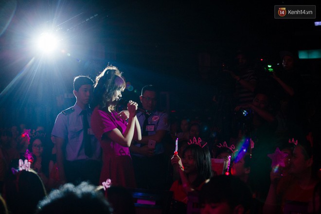 Clip: Hari Won lần đầu tr&igrave;nh diễn ca kh&uacute;c Gi&aacute;ng sinh mới toanh tại fan meeting - Ảnh 11.