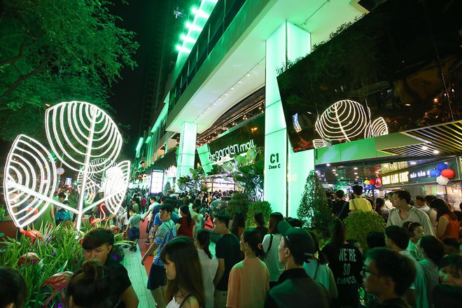 Thuận Kiều Plaza chính thức đổi tên thành The Garden Mall, hàng nghìn người Sài Gòn chen nhau vào khám phá trong ngày khai trương - Ảnh 8.