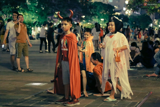 Đầu tư mùa Halloween, nhiều bạn trẻ Sài Gòn hóa trang rùng rợn trêu đùa trẻ em ở phố đi bộ Nguyễn Huệ - Ảnh 16.