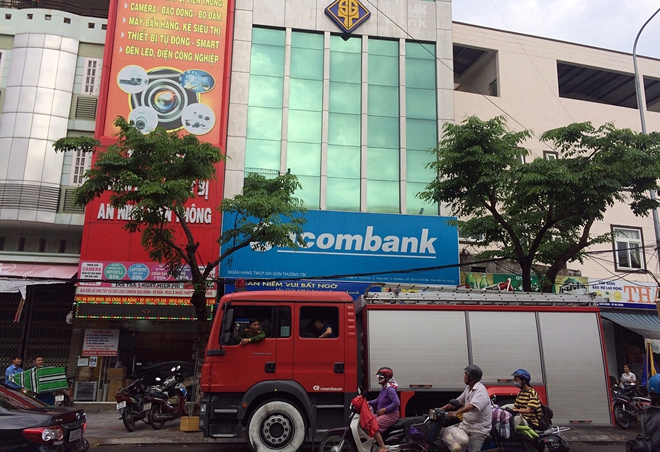 Đà Nẵng: Chập điện gây cháy, chi nhánh ngân hàng Sacombank phải tạm đóng cửa để dọn dẹp - Ảnh 2.