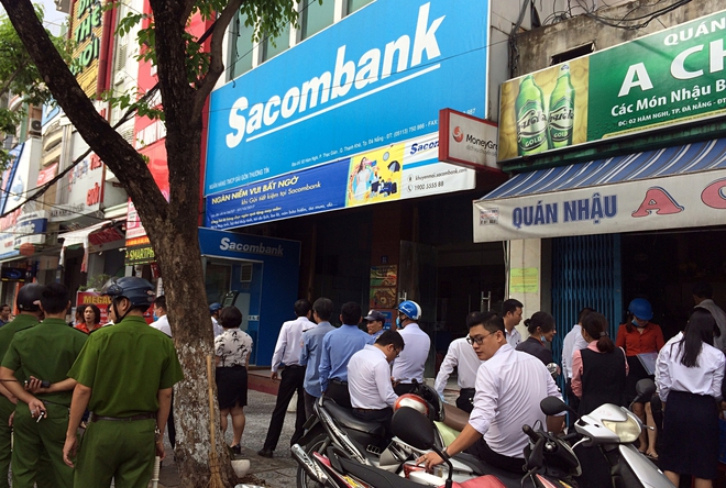 Đà Nẵng: Chập điện gây cháy, chi nhánh ngân hàng Sacombank phải tạm đóng cửa để dọn dẹp - Ảnh 3.