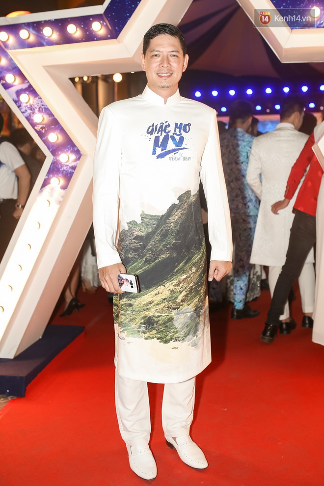 Bình Minh - Mai Thu Huyền diện áo dài trắng in tên phim mình đóng trong buổi ra mắt - Ảnh 1.