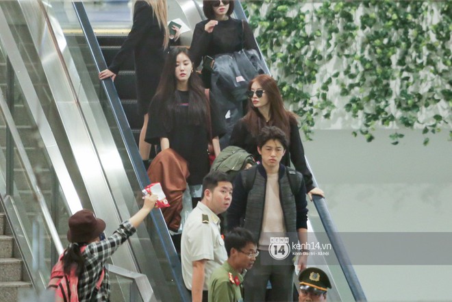 T-ara cùng dàn trai xinh gái đẹp Kpop đồng loạt đổ bộ, gây náo loạn sân bay Tân Sơn Nhất - Ảnh 1.