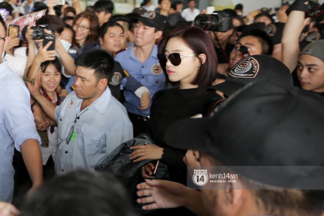 T-ara c&ugrave;ng d&agrave;n trai xinh g&aacute;i đẹp Kpop đồng loạt đổ bộ, g&acirc;y n&aacute;o loạn s&acirc;n bay T&acirc;n Sơn Nhất - Ảnh 6.