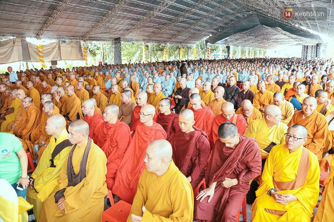 Nghẹn ng&agrave;o nước mắt trong đại lễ cầu si&ecirc;u cho c&aacute;c nạn nh&acirc;n tử vong v&igrave; tai nạn giao th&ocirc;ng 2017 - Ảnh 2.