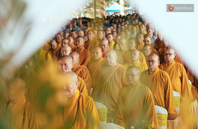 Nghẹn ng&agrave;o nước mắt trong đại lễ cầu si&ecirc;u cho c&aacute;c nạn nh&acirc;n tử vong v&igrave; tai nạn giao th&ocirc;ng 2017 - Ảnh 9.