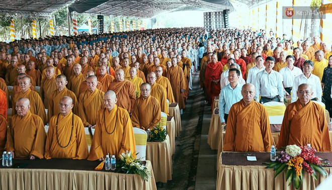 Nghẹn ngào nước mắt trong đại lễ cầu siêu cho các nạn nhân tử vong vì tai nạn giao thông 2017 - Ảnh 17.