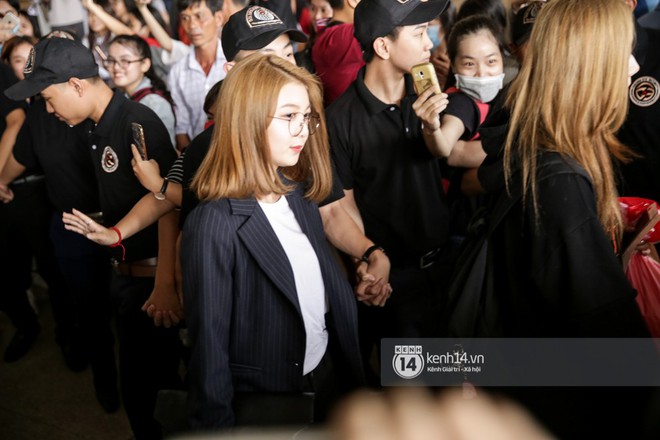 T-ara c&ugrave;ng d&agrave;n trai xinh g&aacute;i đẹp Kpop đồng loạt đổ bộ, g&acirc;y n&aacute;o loạn s&acirc;n bay T&acirc;n Sơn Nhất - Ảnh 22.