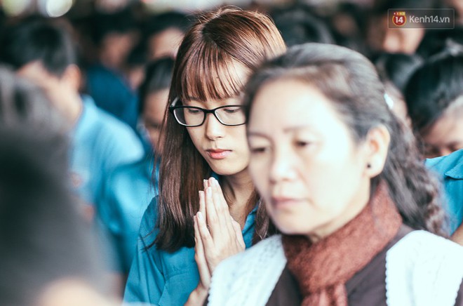 Nghẹn ng&agrave;o nước mắt trong đại lễ cầu si&ecirc;u cho c&aacute;c nạn nh&acirc;n tử vong v&igrave; tai nạn giao th&ocirc;ng 2017 - Ảnh 16.