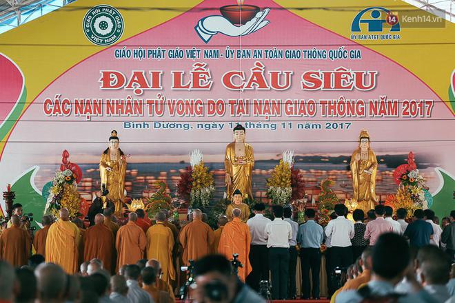 Nghẹn ng&agrave;o nước mắt trong đại lễ cầu si&ecirc;u cho c&aacute;c nạn nh&acirc;n tử vong v&igrave; tai nạn giao th&ocirc;ng 2017 - Ảnh 1.