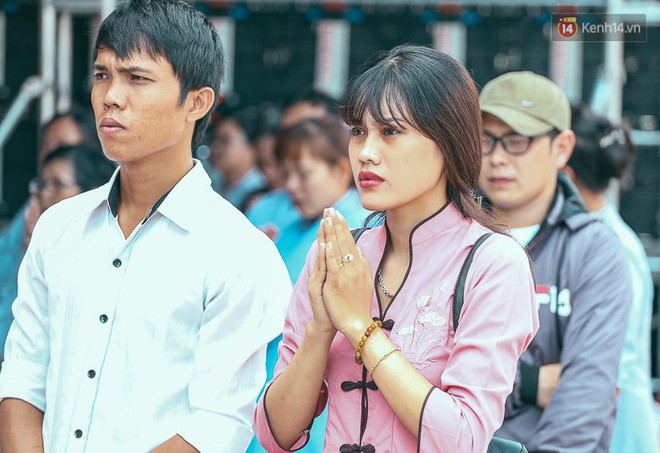 Nghẹn ng&agrave;o nước mắt trong đại lễ cầu si&ecirc;u cho c&aacute;c nạn nh&acirc;n tử vong v&igrave; tai nạn giao th&ocirc;ng 2017 - Ảnh 12.