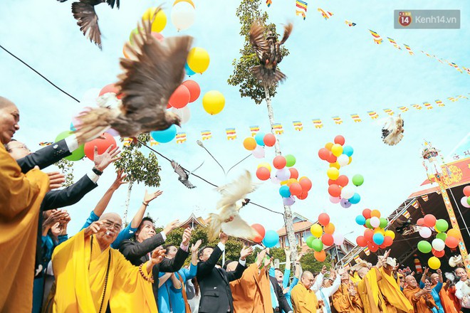 Nghẹn ng&agrave;o nước mắt trong đại lễ cầu si&ecirc;u cho c&aacute;c nạn nh&acirc;n tử vong v&igrave; tai nạn giao th&ocirc;ng 2017 - Ảnh 18.