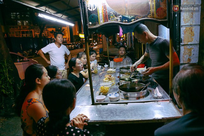 C&oacute; g&igrave; đặc biệt ở xe ch&egrave; T&agrave;u tr&ecirc;n vỉa h&egrave; S&agrave;i G&ograve;n, suốt 60 năm vẫn nườm nượp kh&aacute;ch? - Ảnh 7.