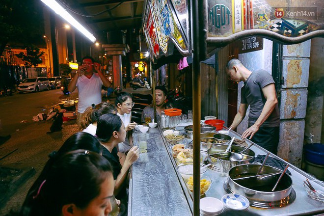 C&oacute; g&igrave; đặc biệt ở xe ch&egrave; T&agrave;u tr&ecirc;n vỉa h&egrave; S&agrave;i G&ograve;n, suốt 60 năm vẫn nườm nượp kh&aacute;ch? - Ảnh 3.