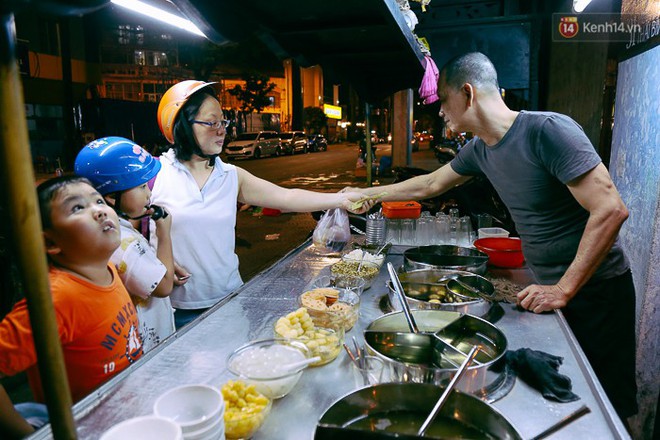 C&oacute; g&igrave; đặc biệt ở xe ch&egrave; T&agrave;u tr&ecirc;n vỉa h&egrave; S&agrave;i G&ograve;n, suốt 60 năm vẫn nườm nượp kh&aacute;ch? - Ảnh 13.